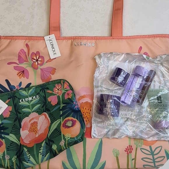 Clinique Tote Bag Makeup Bag And Skincare Bundle $129 Value - Picture 2 of 7